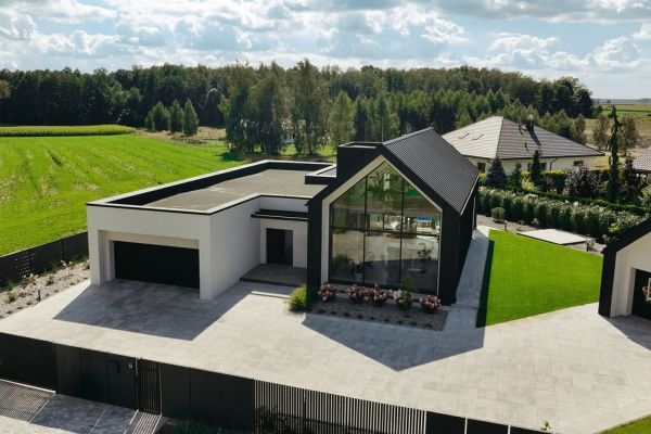 Fasada szklana z systemem HS: realizacja z wyjściem do ogrodu